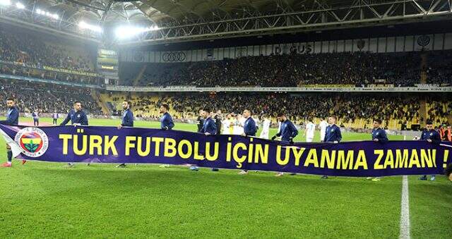 Fenerbahçeli oyuncular 'Türk futbolu için uyanma zamanı' pankartıyla sahaya çıktı Fenerbahçeli oyuncular