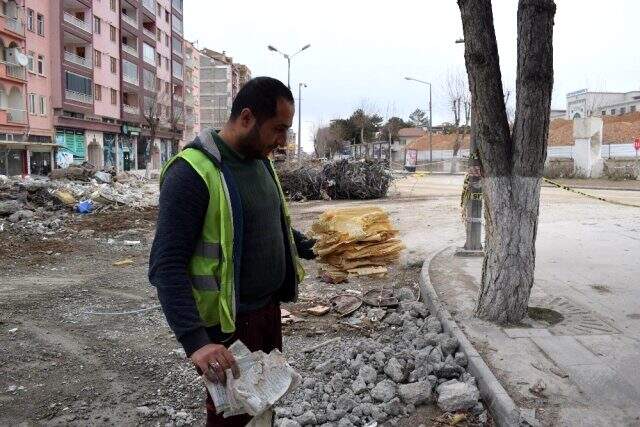 Kontağı kapatıp Kuran-ı Kerim'i enkazdan çıkaran kepçe operatörü taktir topladı Kontağı kapatıp Kuran-ı Kerim'i enkazdan çıkaran kepçe operatörü taktir topladı
