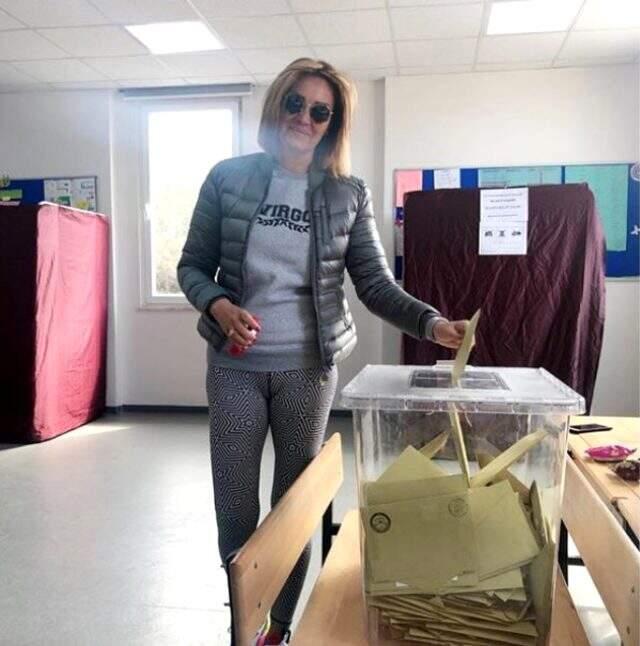 Oy kullanmaya giderken giydiği taytı eleştirilen Pınar Altuğ, kendisini savundu 31 Mart'ta oy kullanmaya giderken giydiği taytı eleştirilen Pınar Altuğ, kendisini savundu