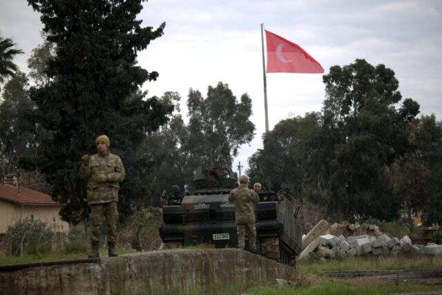Suriye sınırına zırhlı personel taşıyıcı araçlar sevk ediliyor Suriye sınırına zırhlı personel taşıyıcı araçlar sevk ediliyor