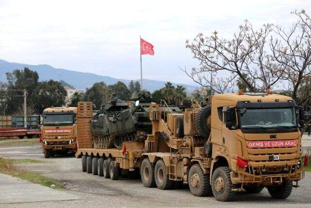 Suriye sınırına zırhlı personel taşıyıcı araçlar sevk ediliyor Suriye sınırına zırhlı personel taşıyıcı araçlar sevk ediliyor