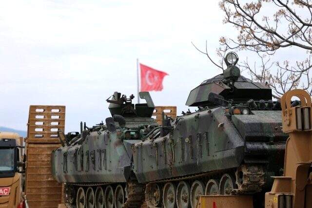 Suriye sınırına zırhlı personel taşıyıcı araçlar sevk ediliyor Suriye sınırına zırhlı personel taşıyıcı araçlar sevk ediliyor