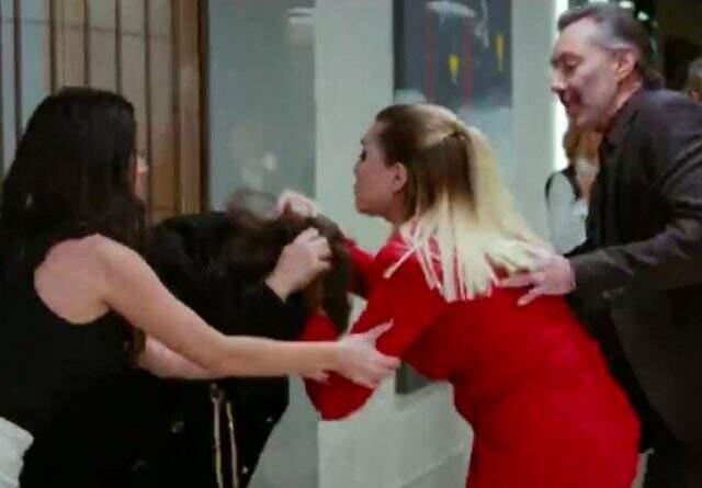 Yasak Elma'da Yıldız'ın Leyla'ya saldırdığı sahne Twitter'da trend oldu Yasak Elma dizisinde Yıldız'ın Leyla'ya saldırdığı sahne Twitter'da trend oldu