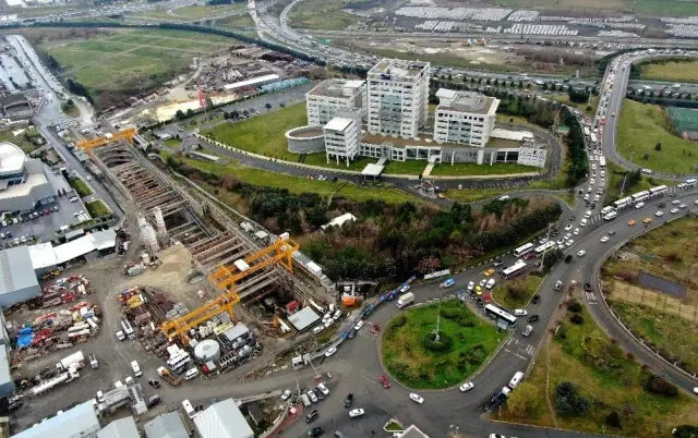 İstanbul'un bitmeyen metro inşaatları trafiği kilitliyor