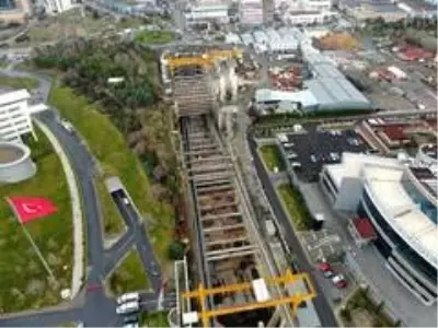 İstanbul'un bitmeyen metro inşaatları trafiği kilitliyor