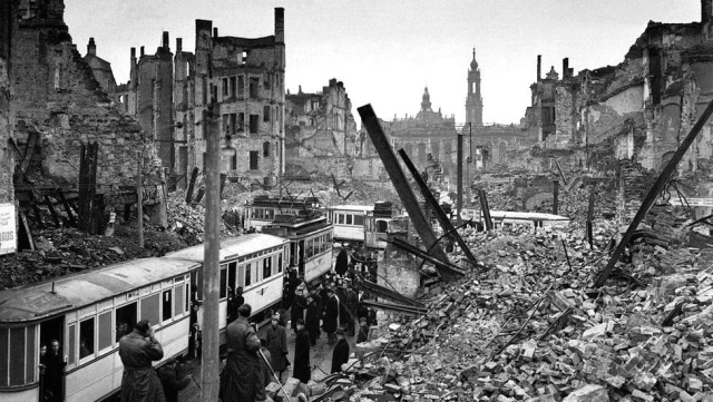 Dresden bombardımanının 75. yılı: Müttefiklerin 2. Dünya Savaşı'ndaki en tartışmalı saldırısı