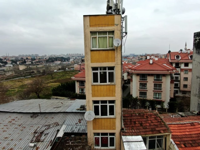 İstanbul'da görenleri şaşkına uğratan bina! Gören telefonuna sarılıyor