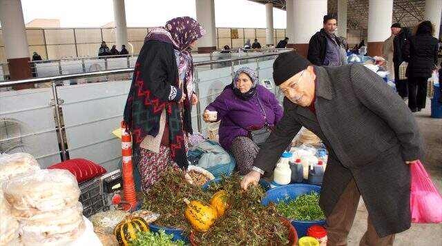 Dağlardan topladığı otları pazarda satarak geçimini sağlıyor Dağlardan topladığı otları pazarda satarak geçimini sağlıyor