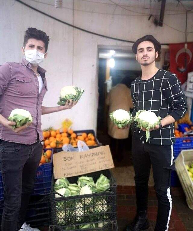 Denizlili manavdan sevgililer gününe özel yüz güldüren kampanya Denizlili manavdan sevgililer gününe özel yüz güldüren kampanya