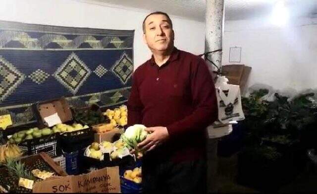 Denizlili manavdan sevgililer gününe özel yüz güldüren kampanya Denizlili manavdan sevgililer gününe özel yüz güldüren kampanya