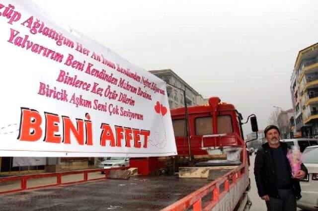 Eşiyle barışmak için Sevgililer Günü'nde için pankart açan adam, şikayet edilince soluğu karakolda aldı