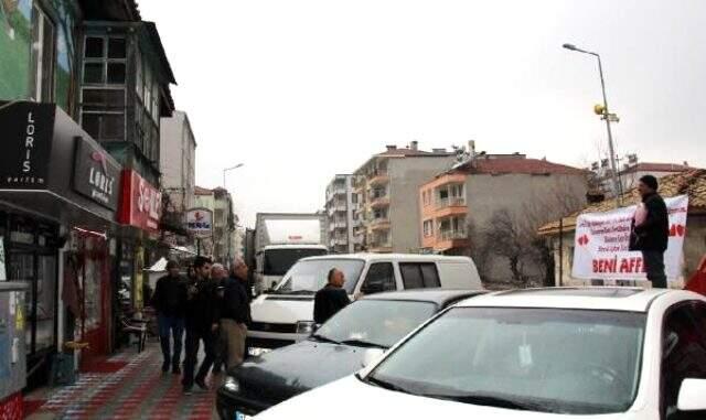 Eşiyle barışmak için Sevgililer Günü'nde için pankart açan adam, şikayet edilince soluğu karakolda aldı