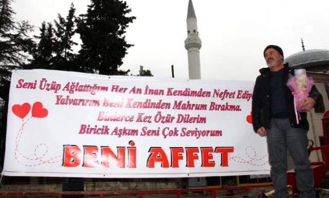 Eşiyle barışmak için Sevgililer Günü'nde için pankart açan adam, şikayet edilince soluğu karakolda aldı