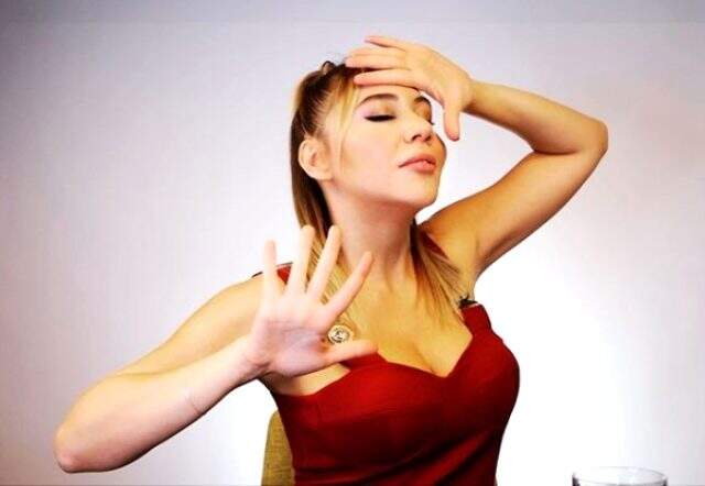 Sibel Arna, orta parmak hareketi yaparak 14 Şubat'a tepki gösterdi