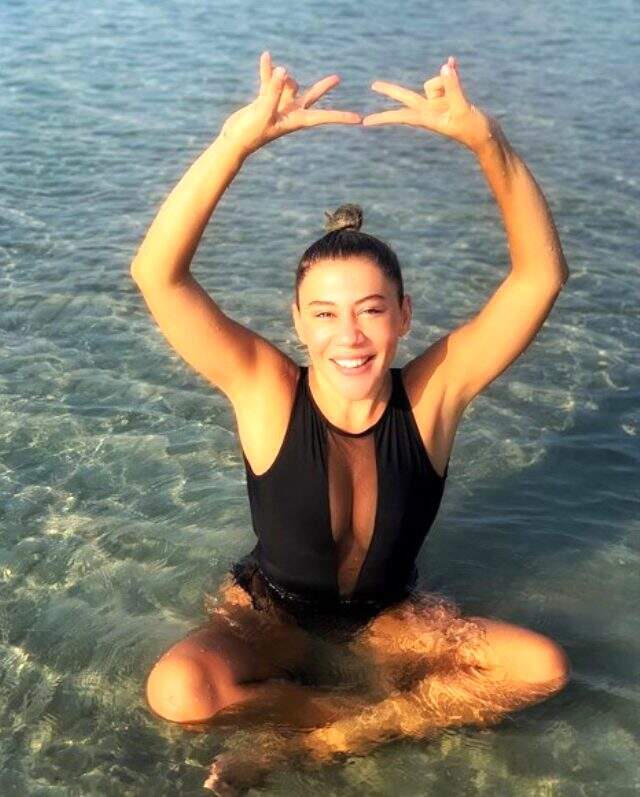 Sibel Arna, orta parmak hareketi yaparak 14 Şubat'a tepki gösterdi