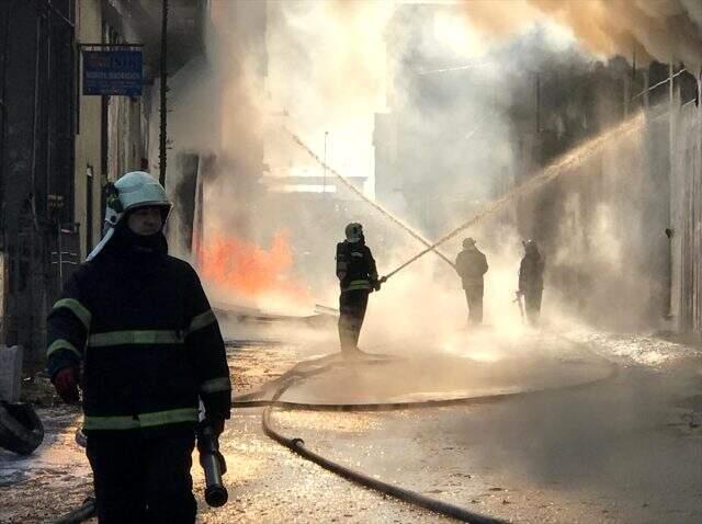 Son dakika: Boya ve tiner atölyesinde çıkan yangını söndürme çalışmaları devam ediyor