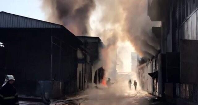 Son dakika: Boya ve tiner atölyesinde çıkan yangını söndürme çalışmaları devam ediyor