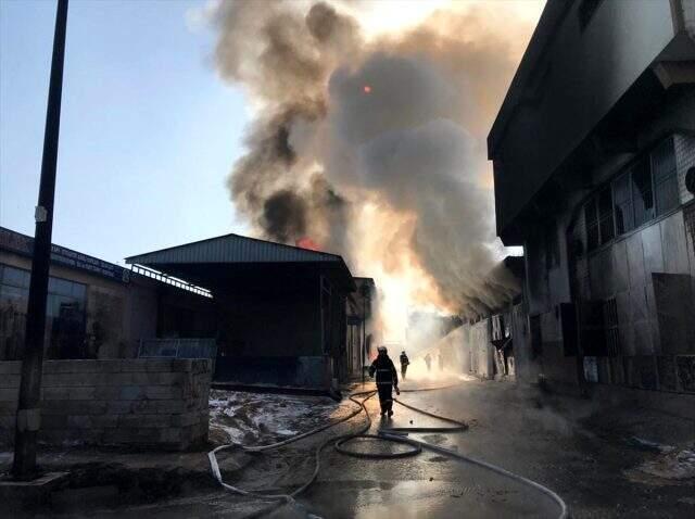 Son dakika: Boya ve tiner atölyesinde çıkan yangını söndürme çalışmaları devam ediyor