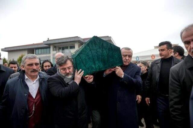 Cumhurbaşkanı Erdoğan, 'Abimiz' dediği Alaaddin Şahin'in tabutuna omuz verdi Cumhurbaşkanı Erdoğan,