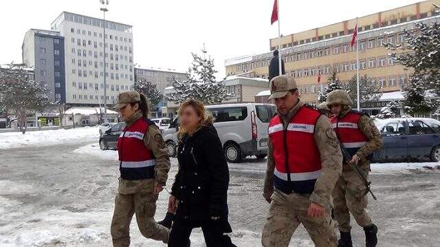 Evindeki gizli bölmede yakalanan cezaevi firarisi kadın: Cumhurbaşkanı bizi affetsin Evindeki gizli bölmede yakalanan cezaevi firarisi kadın: Cumhurbaşkanı bizi affetsin