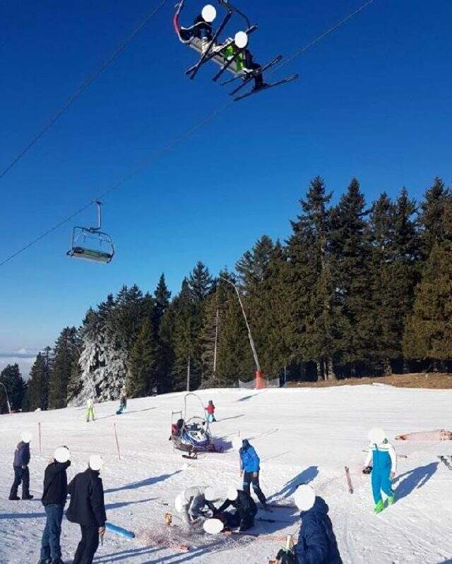 Slovenya'da teleferikten düşen çocuğu kurtaran Milli kayakçımız, kahraman ilan edildi Slovenya'da teleferikten düşen çocuğu kurtaran Milli kayakçımız, kahraman ilan edildi