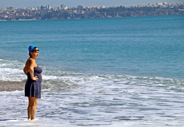 Antalya'da hava sıcaklığı 21 dereceye çıkınca vatandaşlar soluğu sahilde aldı