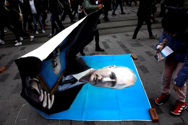 Rusya'nın İstanbul Büyükelçiliği'nin bulunduğu sokağa Putin posteri asılmasına izin verilmedi