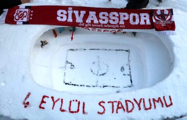 Sivassporlu minik taraftarlar, kardan hakem yapıp: Müessesimizde VAR yoktur yazdılar Sivassporlu minik taraftarlar, kardan hakem yapıp: Müessesimizde VAR yoktur yazdılar
