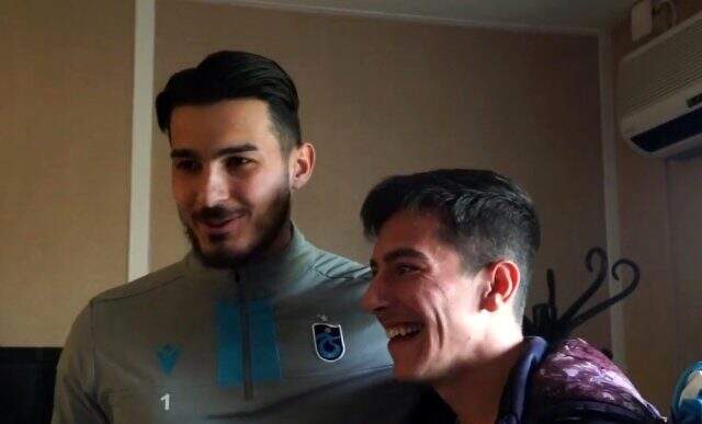 Trabzonspor'un otobüsünü saatlerce bekleyen Numan futbolcularla buluştu Trabzonspor'un otobüsünü saatlerce bekleyen Numan futbolcularla buluştu