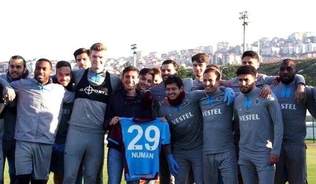 Trabzonspor'un otobüsünü saatlerce bekleyen Numan futbolcularla buluştu Trabzonspor'un otobüsünü saatlerce bekleyen Numan futbolcularla buluştu