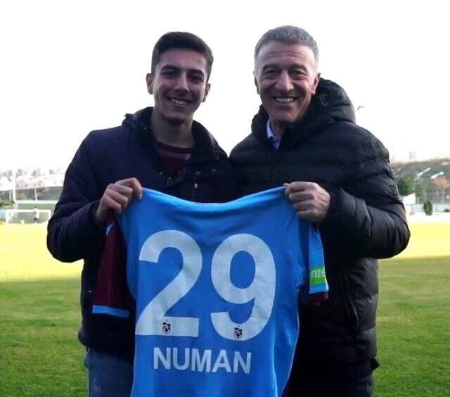 Trabzonspor'un otobüsünü saatlerce bekleyen Numan futbolcularla buluştu Trabzonspor'un otobüsünü saatlerce bekleyen Numan futbolcularla buluştu
