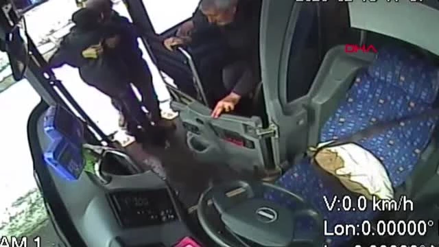 Bingöl'de otobüs şoförü, engelli genci kucağına alıp otobüse bindirdi