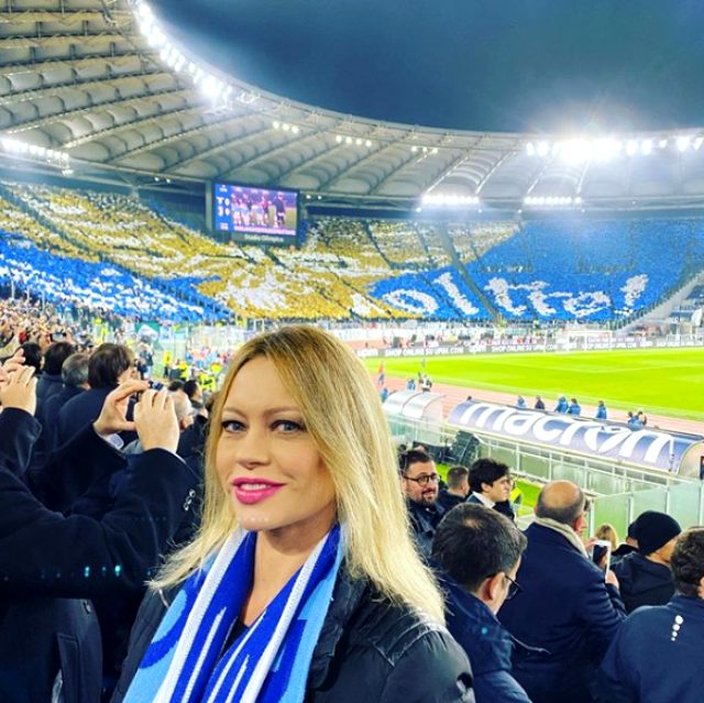 Ünlü model Anna Falchi, Lazio'nun Inter galibiyeti sonrası yine soyundu