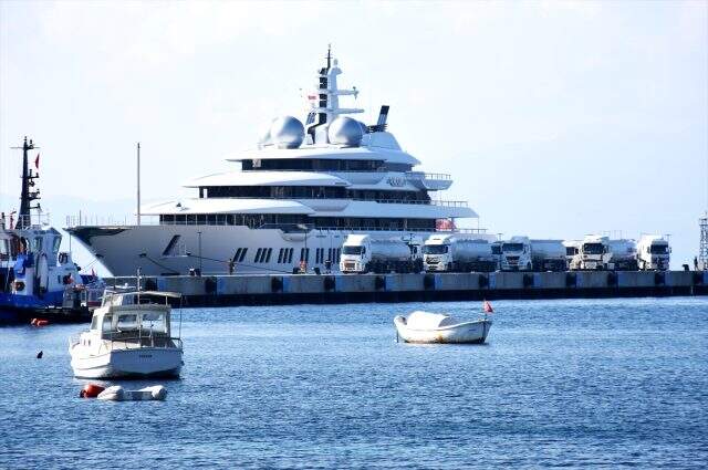 Bodrum'da demirleyen süper lüks yata 1 milyon 300 bin liralık yakıt ikmali yapıldı Bodrum'da demirleyen süper lüks yata 1 milyon 300 bin liralık yakıt ikmali yapıldı