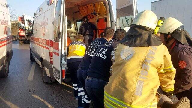 E-5'te trafiğin durma noktasına gelmesine neden olan kazada 1 kişi öldü, 3 yaralandı E-5'te trafiğin durma noktasına gelmesine neden olan kazada 1 kişi öldü, 3 yaralandı