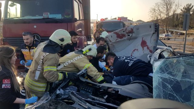 E-5'te trafiğin durma noktasına gelmesine neden olan kazada 1 kişi öldü, 3 yaralandı E-5'te trafiğin durma noktasına gelmesine neden olan kazada 1 kişi öldü, 3 yaralandı