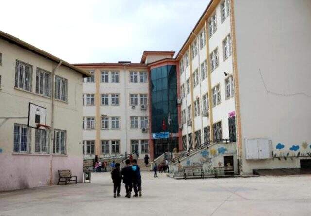İlkokulda tepki çeken görüntüler! Öğrencilere tokat attı, yere yatırarak kulağını çekti İlkokulda tepki çeken görüntüler! Öğrencilere tokat attı, yere yatırarak kulağını çekti
