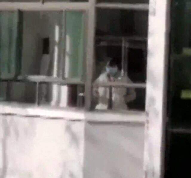 Koronavirüs nedeniyle 1 aydır görüşemeyen anne ile oğlunun uzaktan hasret giderdiği anlar yürek dağladı