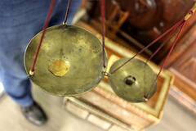 Osmanlı'dan kalma 160 yıllık terazi, 12 bin liraya alıcısını bekliyor