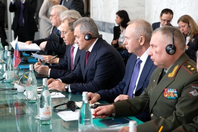 Rusya Savunma Bakanı Şoygu: ABD, Suriye'deki petrol sahalarını yağmalıyor