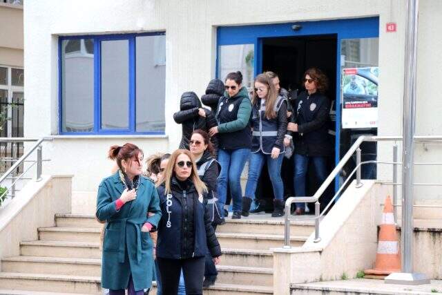 İş vaadiyle kandırdıkları kadınlara fuhuş yaptırdılar: 50 gözaltı İş vaadiyle kandırdıkları kadınlara fuhuş yaptırdılar: 50 gözaltı