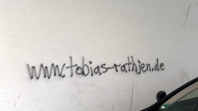 Almanya'daki saldırgan, saldırıdan önce duvara kendi web sitesinin adını yazmış
