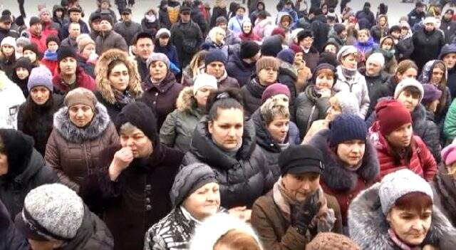 Çin'den getirilen vatandaşları istemeyen Ukraynalılar barikat kurarak protestoda bulundu Çin'den getirilen vatandaşları istemeyen Ukraynalılar barikat kurarak protestoda bulundu
