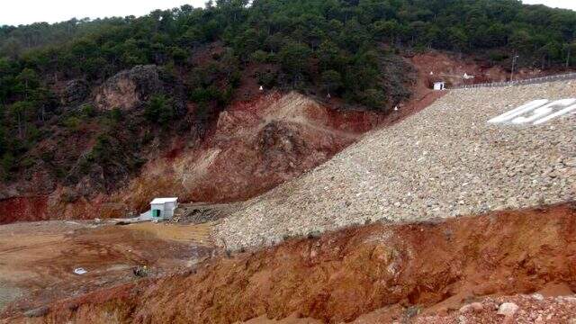  <a class='keyword-sd' href='/usak/' title='Uşak'>Uşak</a>'ta bulunan Bahadır Barajı'nda çatlaklar oluştu, patlama ihtimaline karşı 4 okul tatil edildi