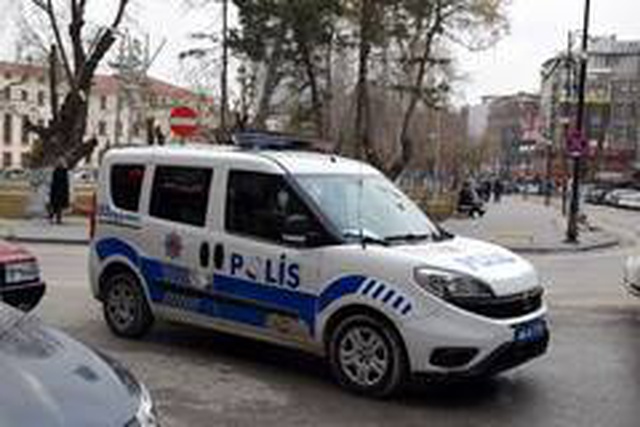 14 yaşındaki kız, babasıyla yaşayan kadını sırtından bıçaklayarak yaraladı