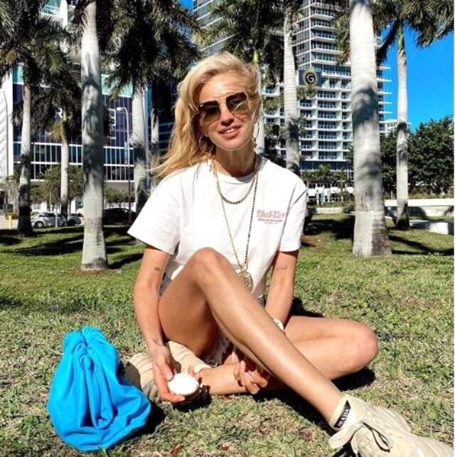 Ünlü sunucu Burcu Esmersoy bornozlu paylaşımıyla sosyal medyayı salladı