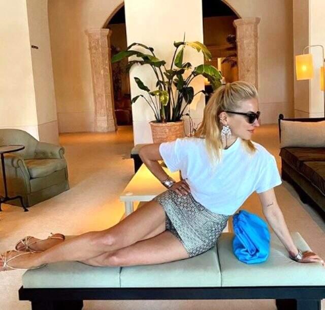 Ünlü sunucu Burcu Esmersoy bornozlu paylaşımıyla sosyal medyayı salladı