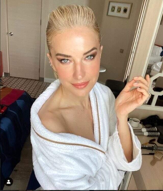 Ünlü sunucu Burcu Esmersoy bornozlu paylaşımıyla sosyal medyayı salladı