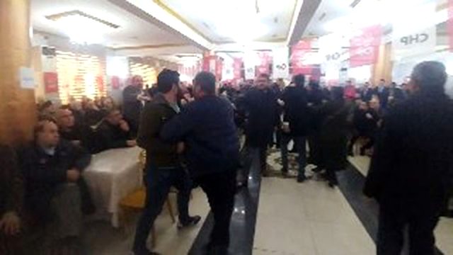 CHP kongresinde delege kadına danışmadan sert tepki: Otur lan