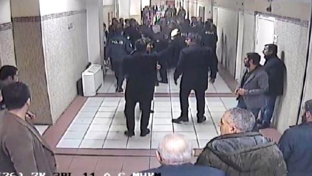 Duruşma salonunun önünde 15 kişi birden avukata saldırdı